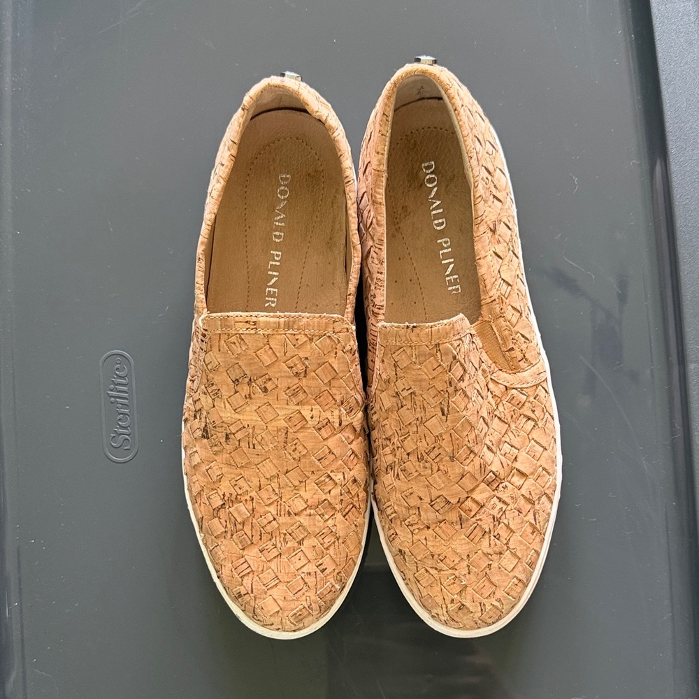 Donald J. Pliner Tan Woven Cork Pull-On Sneakers Women’s SZ 7